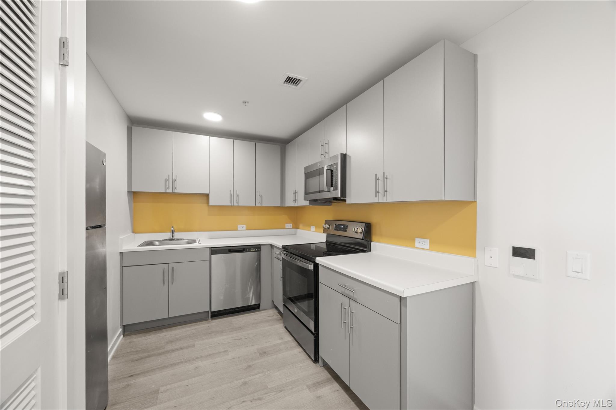 Designed for contemporary lifestyles, Regency on Hudson offers a warm...