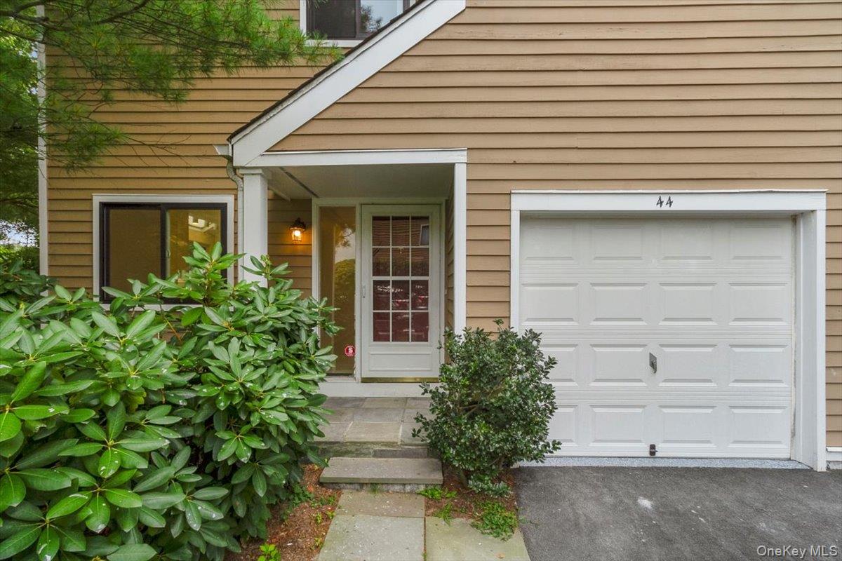 Old Farm Lake Condo complex - Recent renovation includes new porcelain...