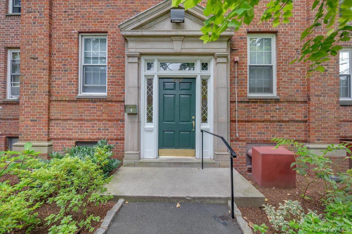 Bright & Charming 1-Bedroom in Prime Bronxville Location!
Welcome to t...