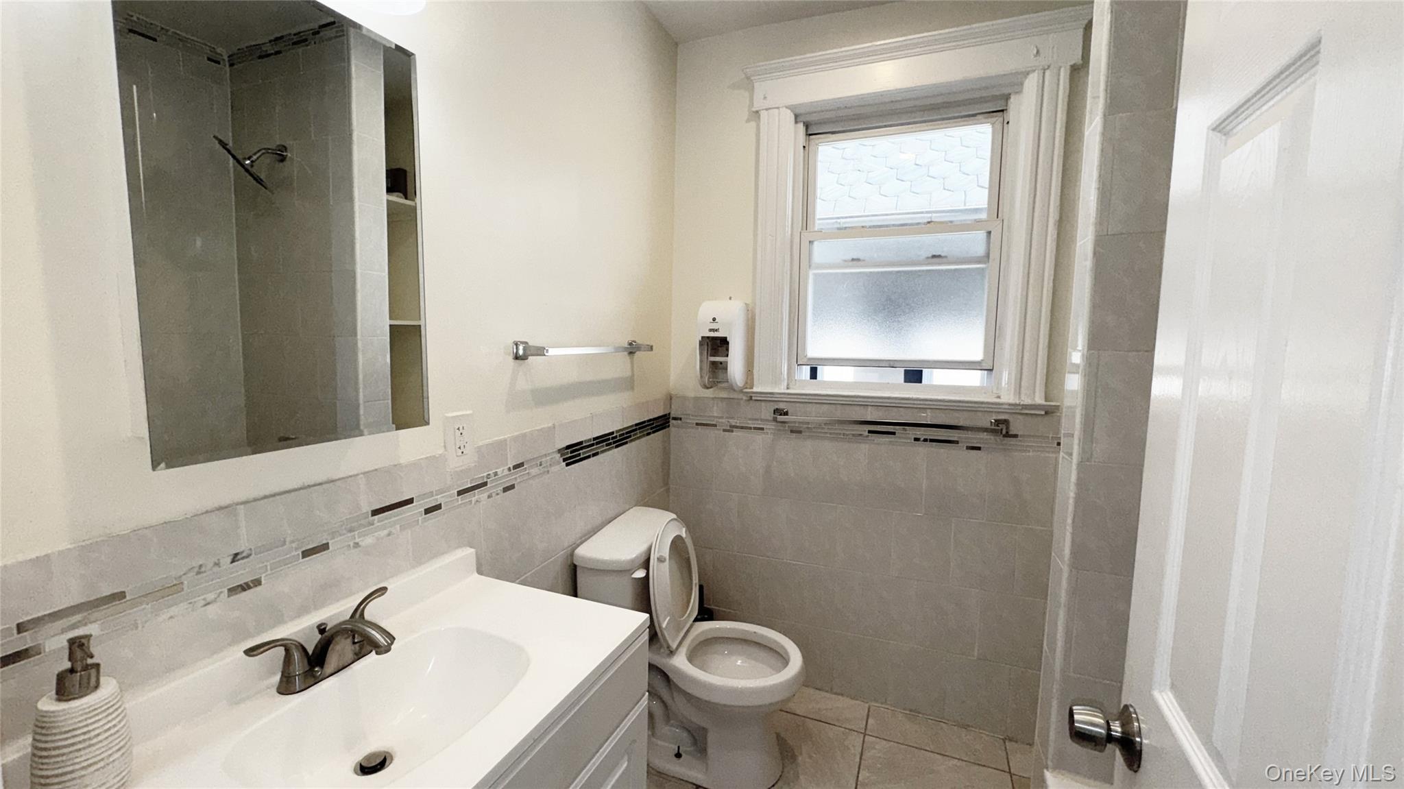 Welcome to 421 S Columbus ave, Unit 2 features a 3 Bedroom 1 Bathroom,...