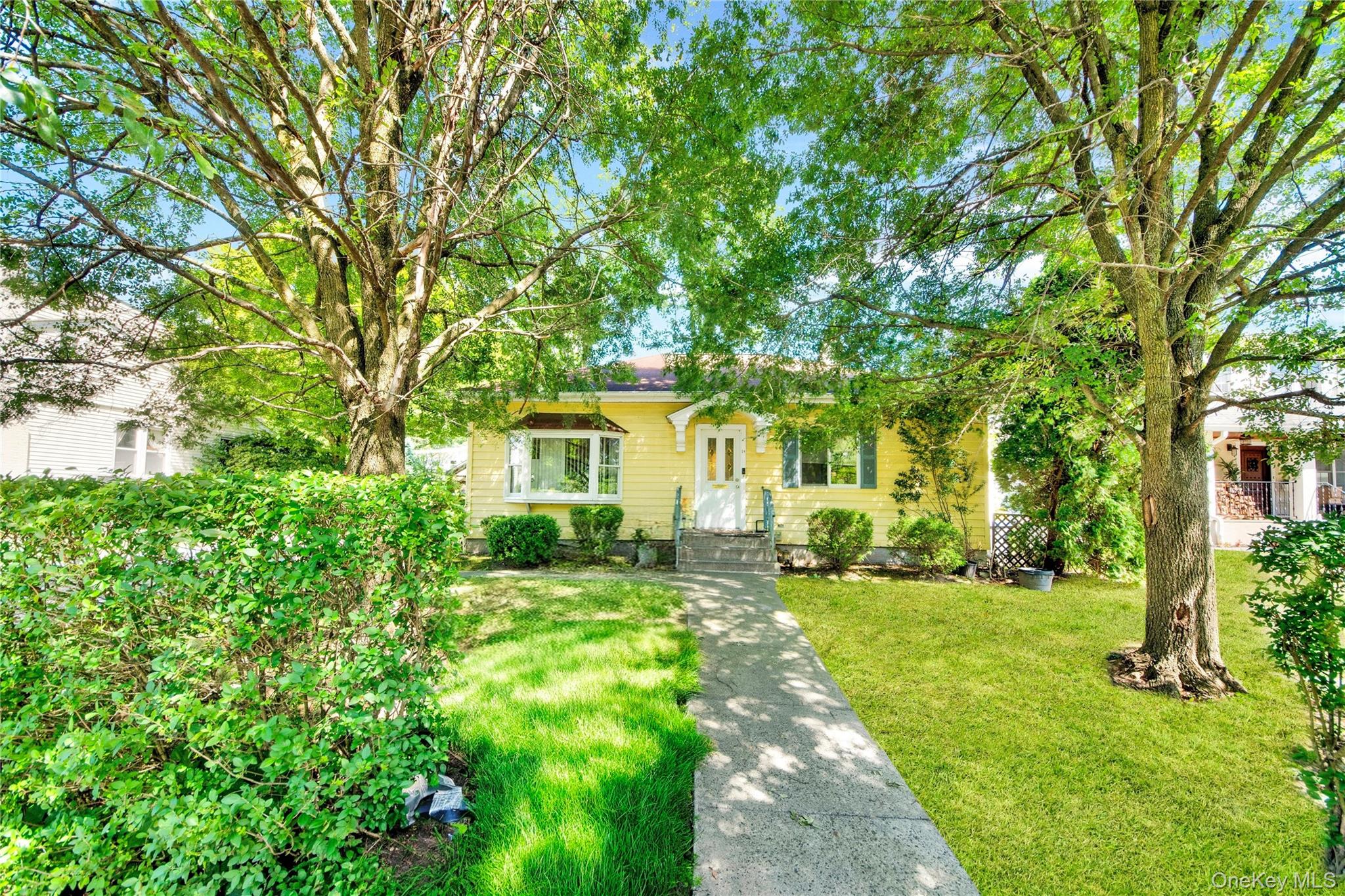 1000 sqft ranch-style home in the heart of White Plains’ desirable Ged...