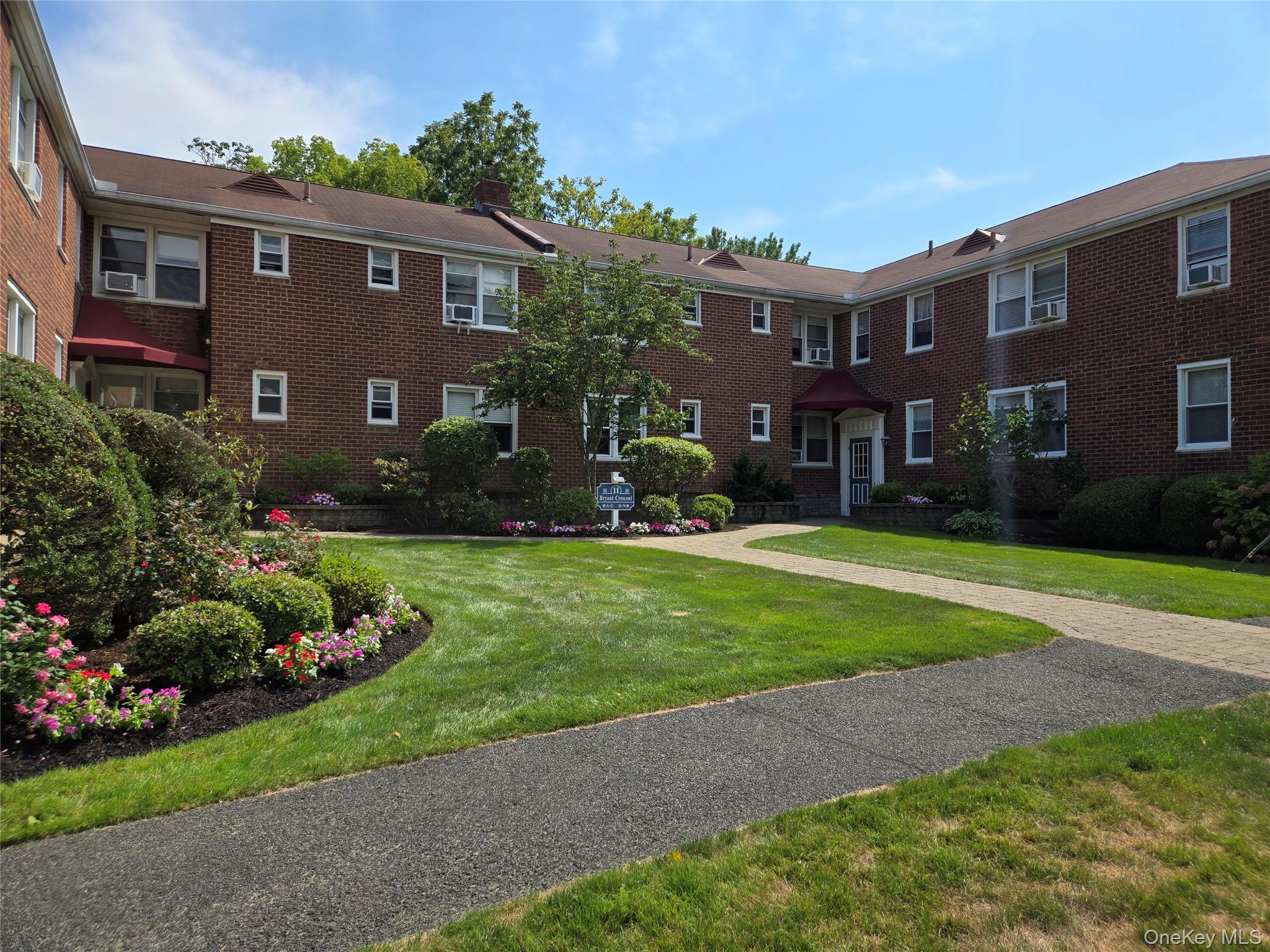 Charming 1-Bed Corner Unit in Bryant Gardens! Bright 1 bed, 1 bath cor...
