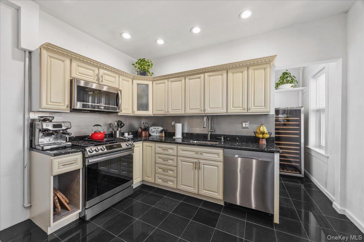 Stylish NYC SOHO style apartment in Downtown New Rochelle.  2BR Condo...
