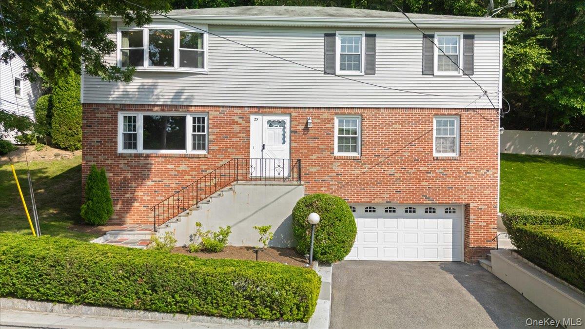 Bright and Versatile Colonial in the Award-Winning Ardsley School Dist...