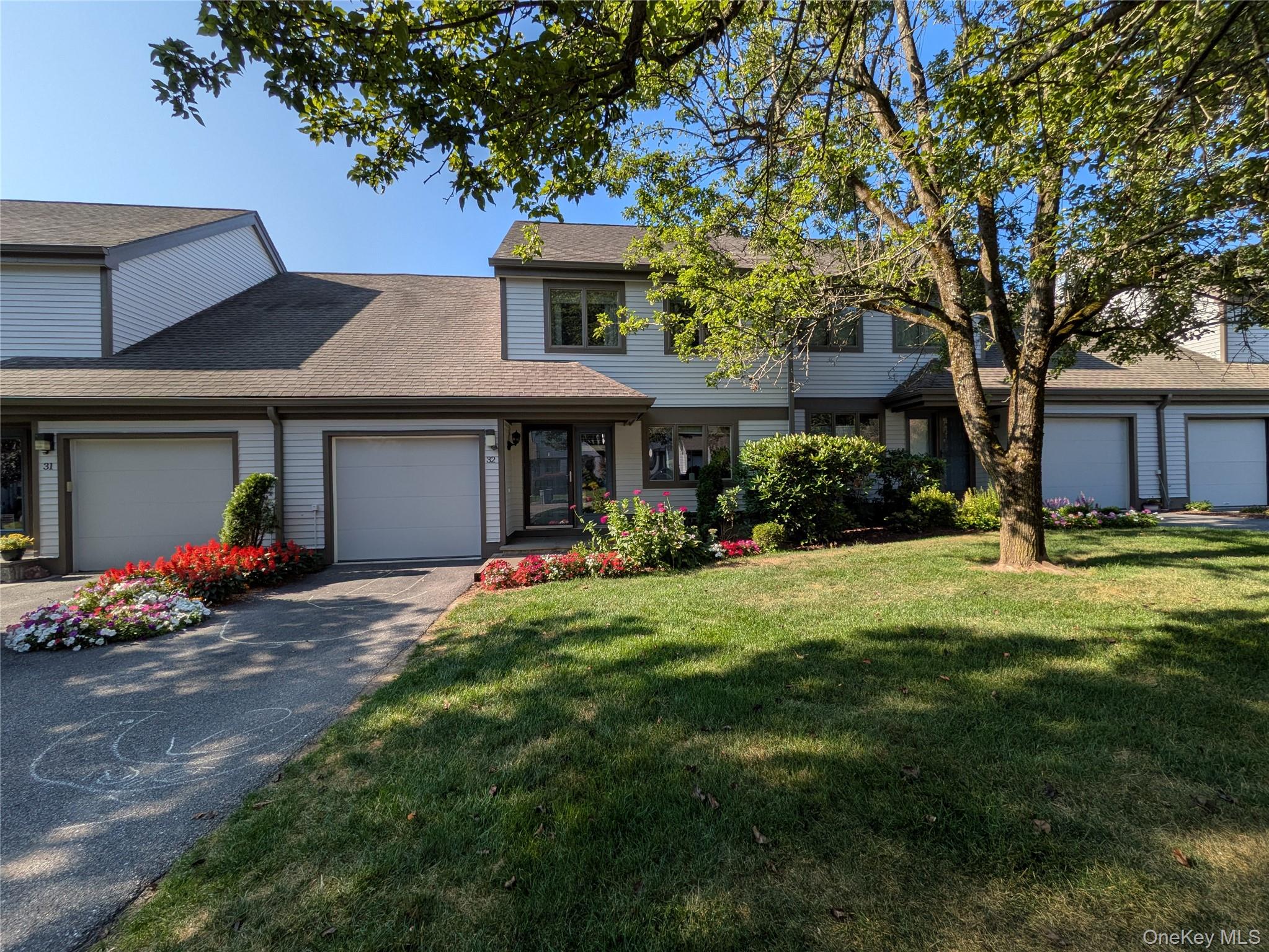 Welcome to this sun-filled tri-level townhouse in the sought-after Pon...