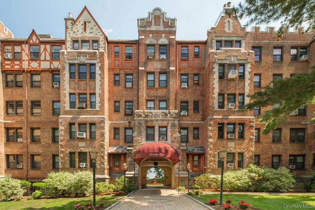 Welcome to this charming corner unit in Saxon House – a beautiful pre-...