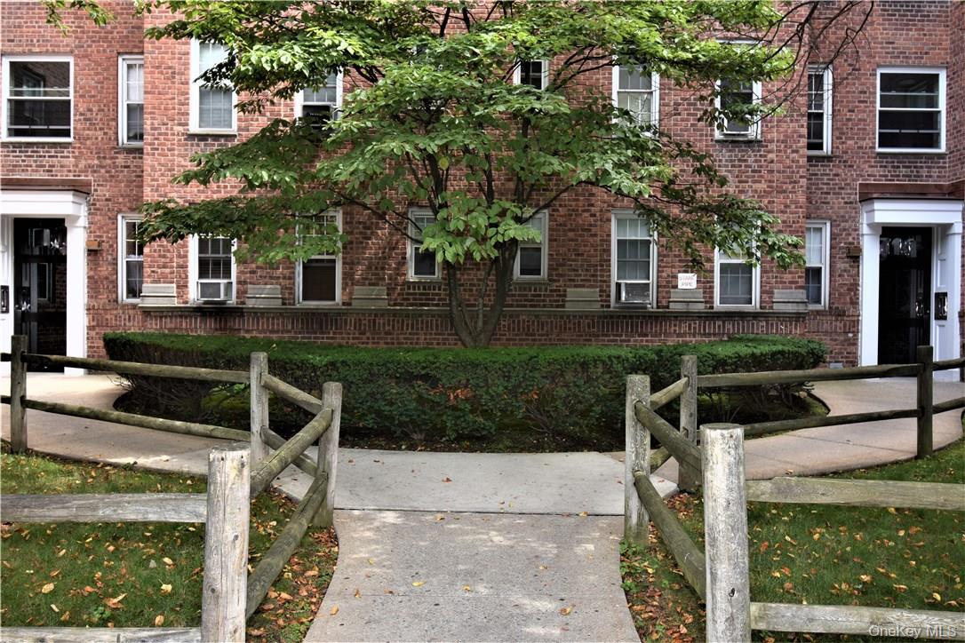 Beautifully renovated unit! Updated kitchen & bathroom! Hardwood floor...