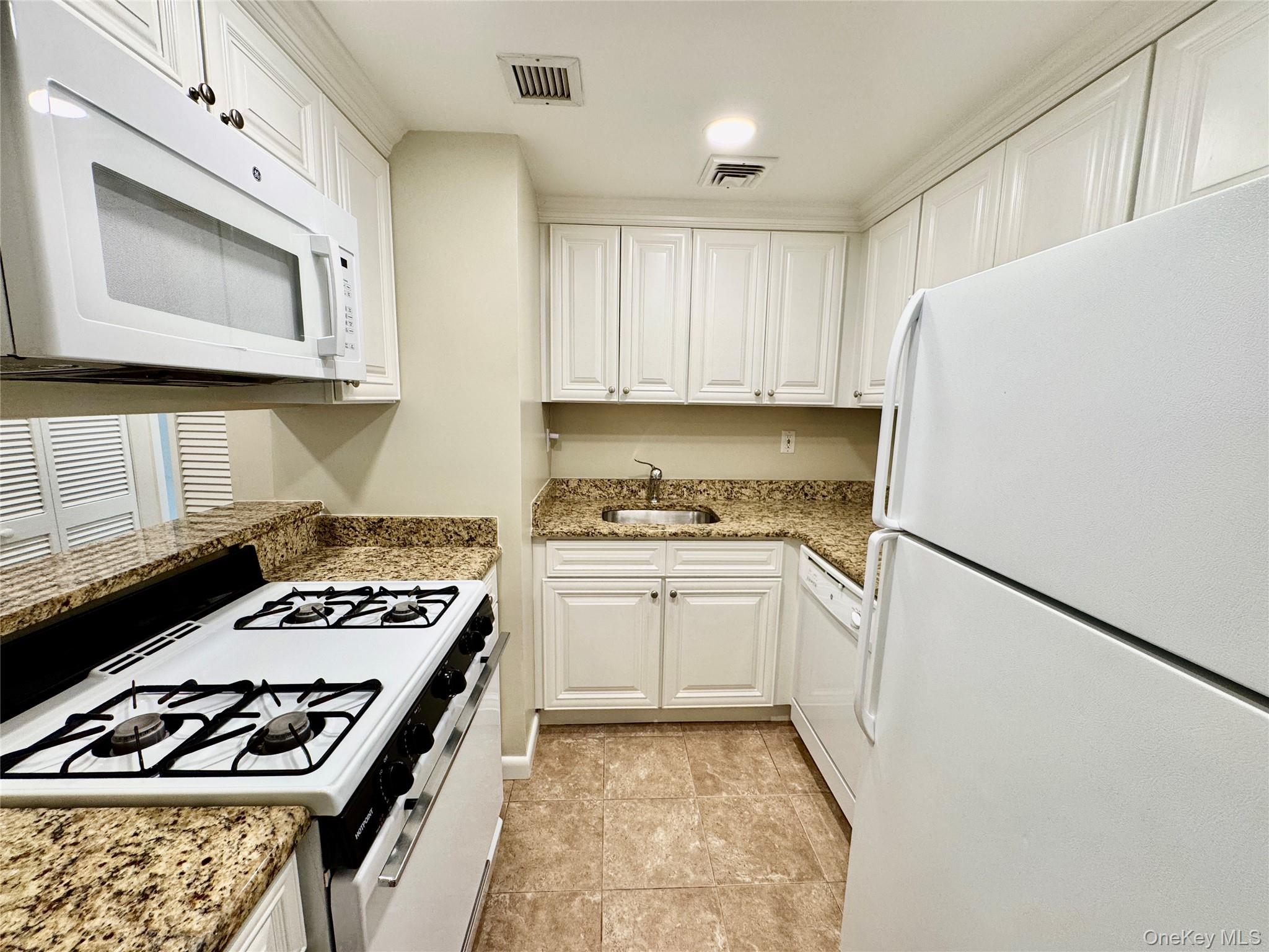 Renovated Corner 2 bed/2 bath apartment with private terrace, centrall...