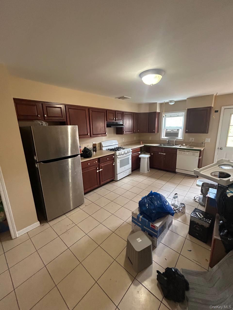 3-Bed, 2.5-Bath Apartment in Yonkers. This spacious apartment features...