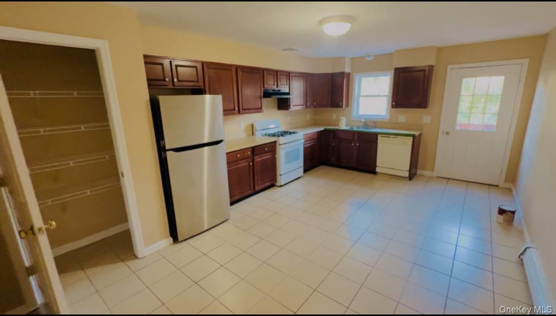 3-Bed, 2.5-Bath Apartment in Yonkers. This spacious apartment features...