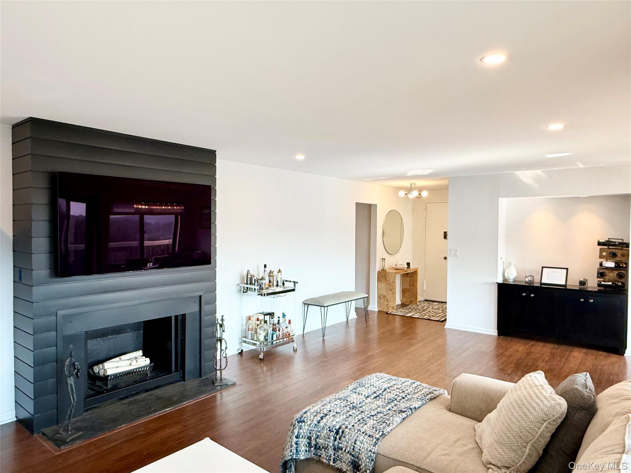 This stunning 2-bedroom/2-bathroom penthouse corner unit offers specta...