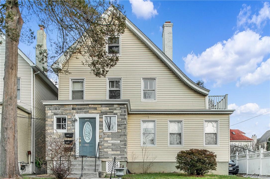 This very sunny 3rd floor walk-up apartment has a new eat-in kitchen,...