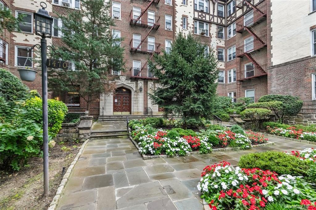 Spacious and well-maintained 1BR/1BA in the classic Bronxville Terrace...