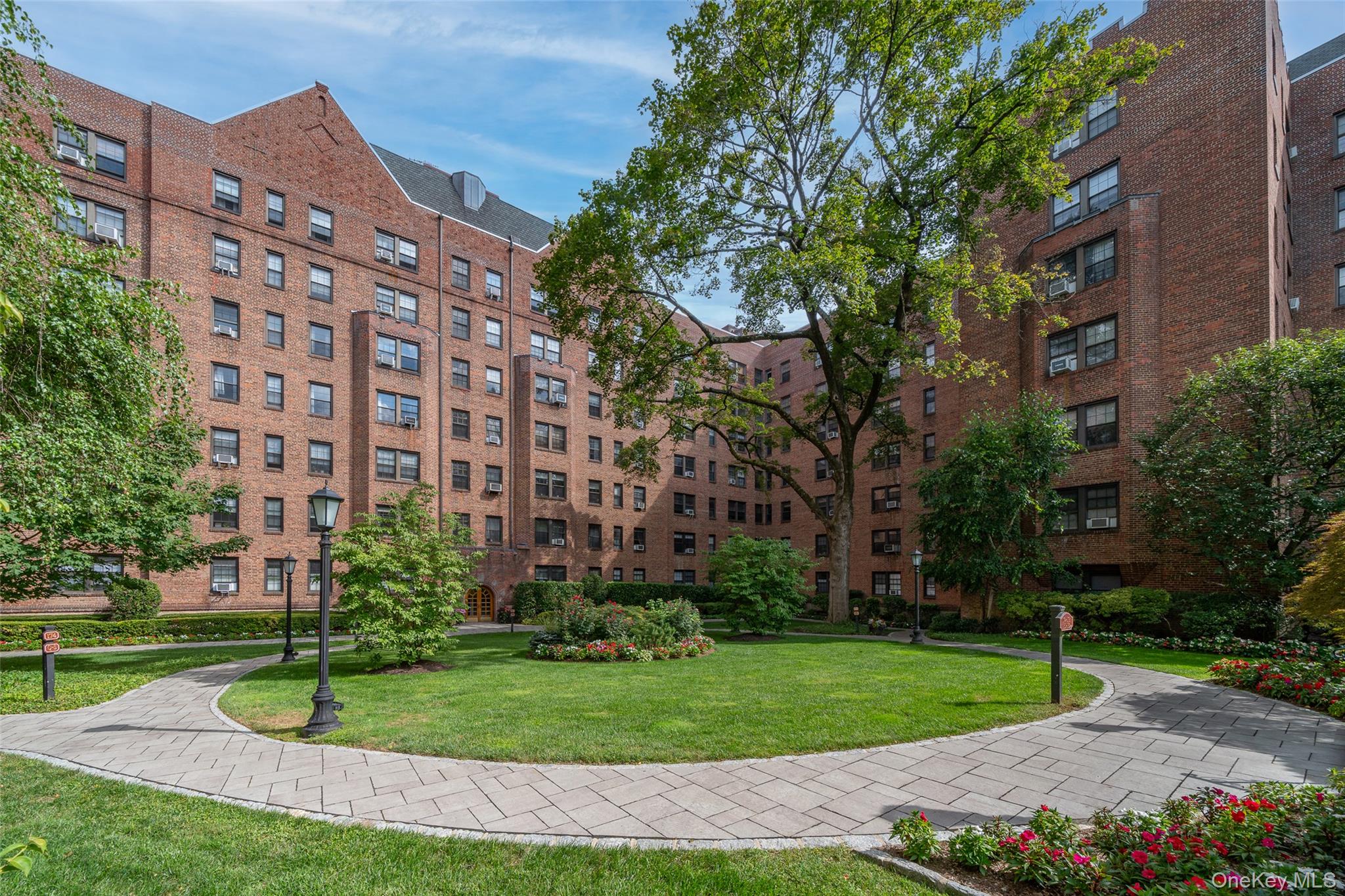 Commuters delight! Junior 4: Custom kitchen with high end cabinets and...