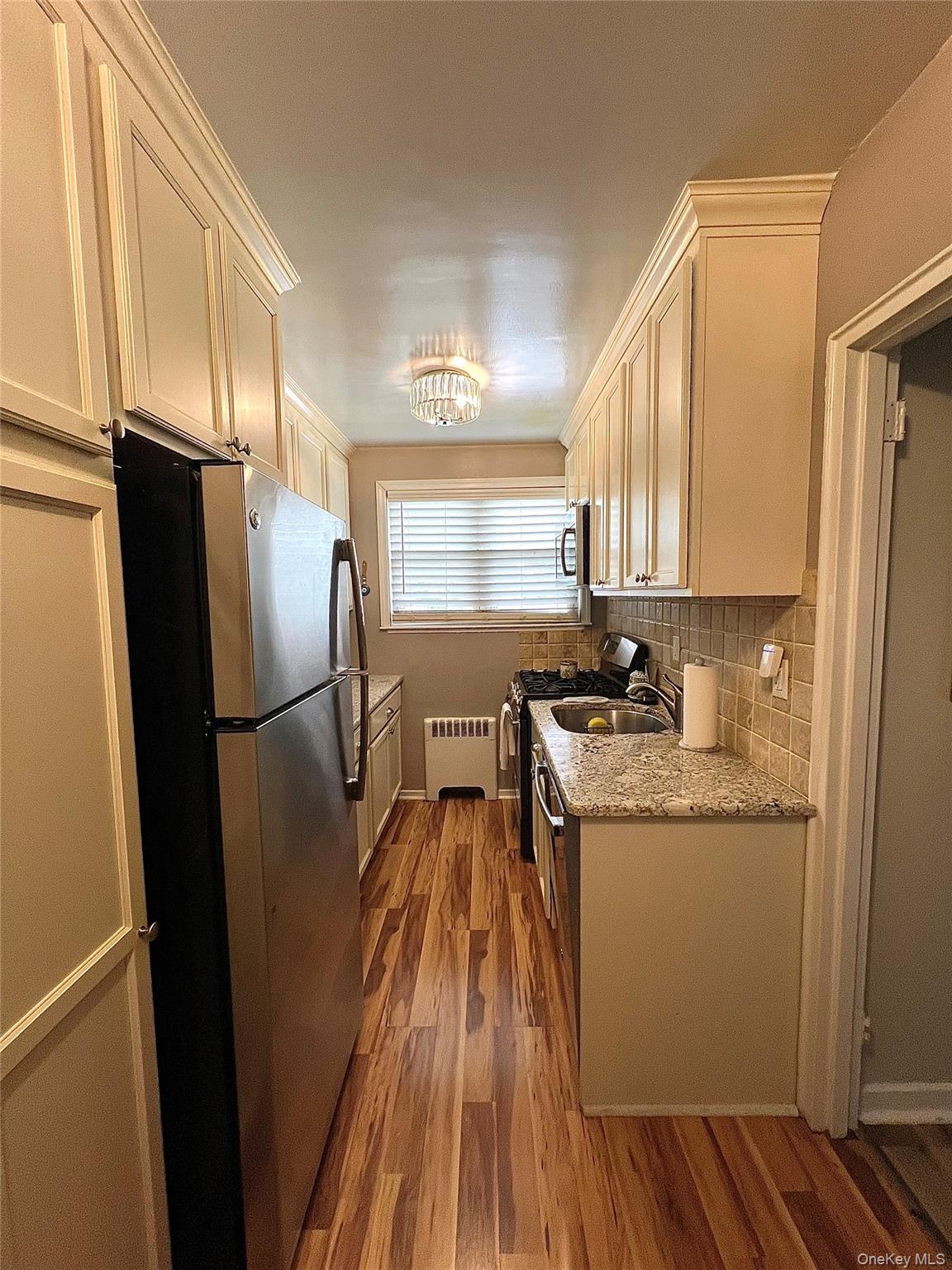 Welcome to Ridgecroft Estates ! Convenient and highly desirable this 1...