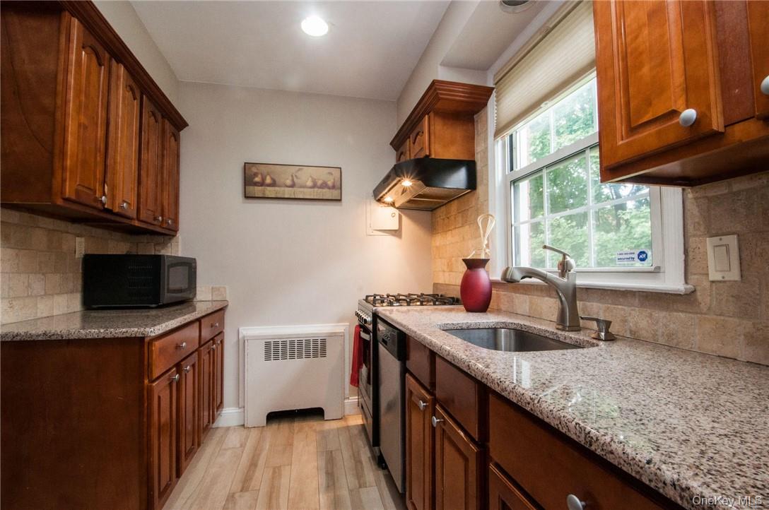 Beautifully updated Junior 4 in lovely garden setting in White Plains....