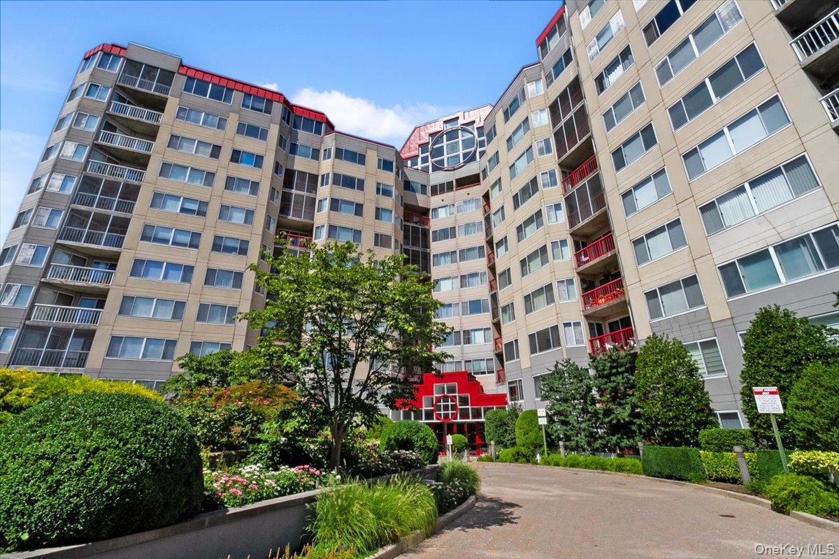 Luxurious lifestyle in this full service condo building with 24/7 conc...