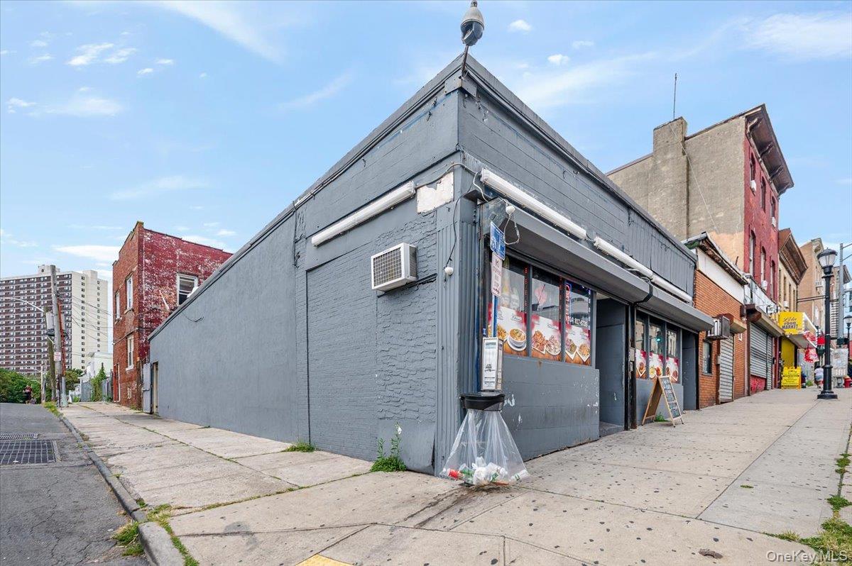 Don't miss this exceptional investment opportunity in the heart of Yon...