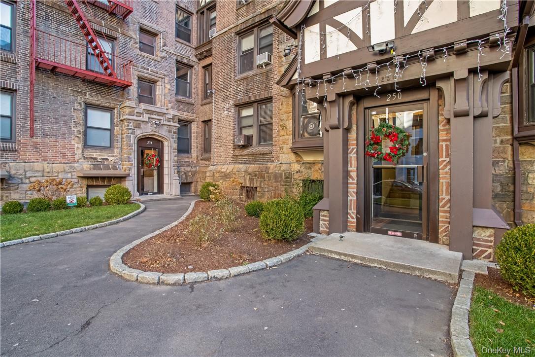 Commuter’s dream, walk to train! Renovated 2 bedrooms, 1 bathroom in t...