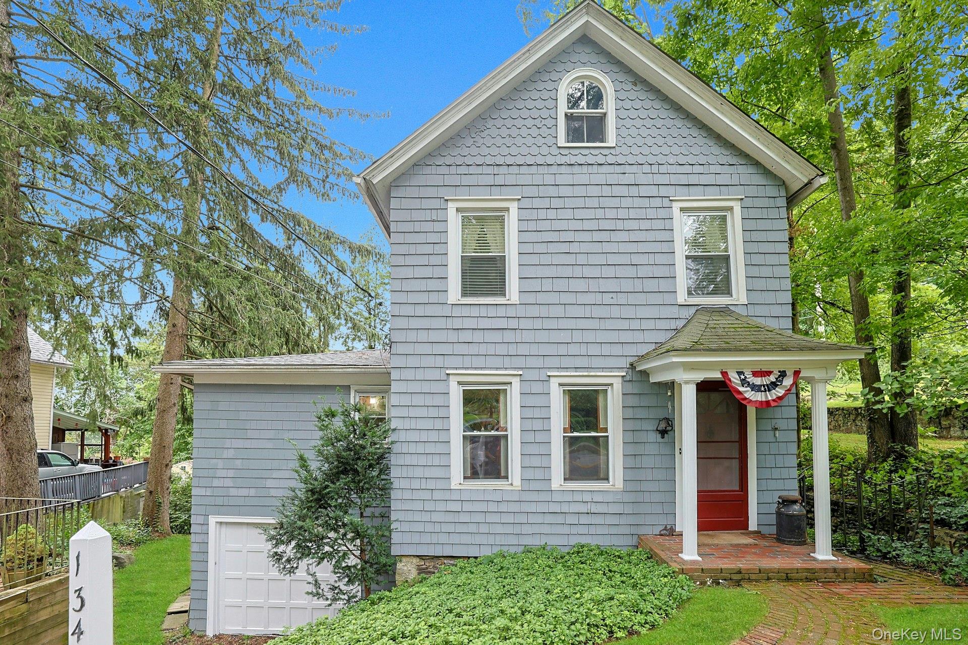 Pleasantville Antique lovers will find this 2 bedroom home just what t...