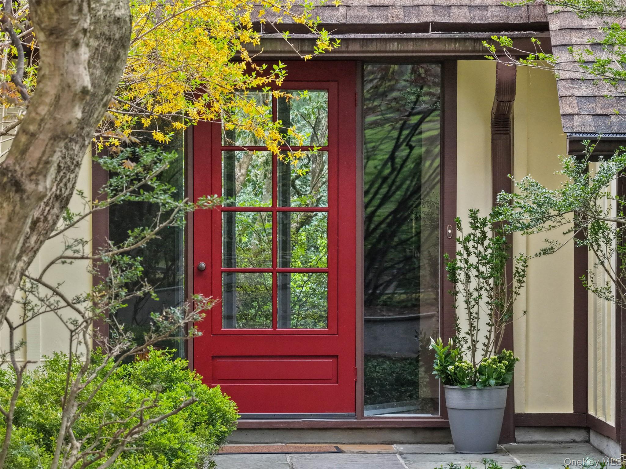 This exceptional mid-century residence is a seamless blend of modern d...