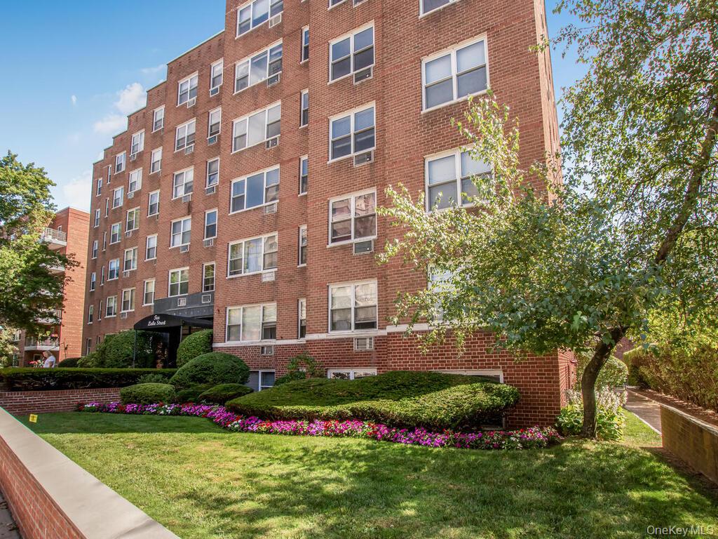 Don't miss great opportunity to own a 1 bedroom Condo in well maintain...