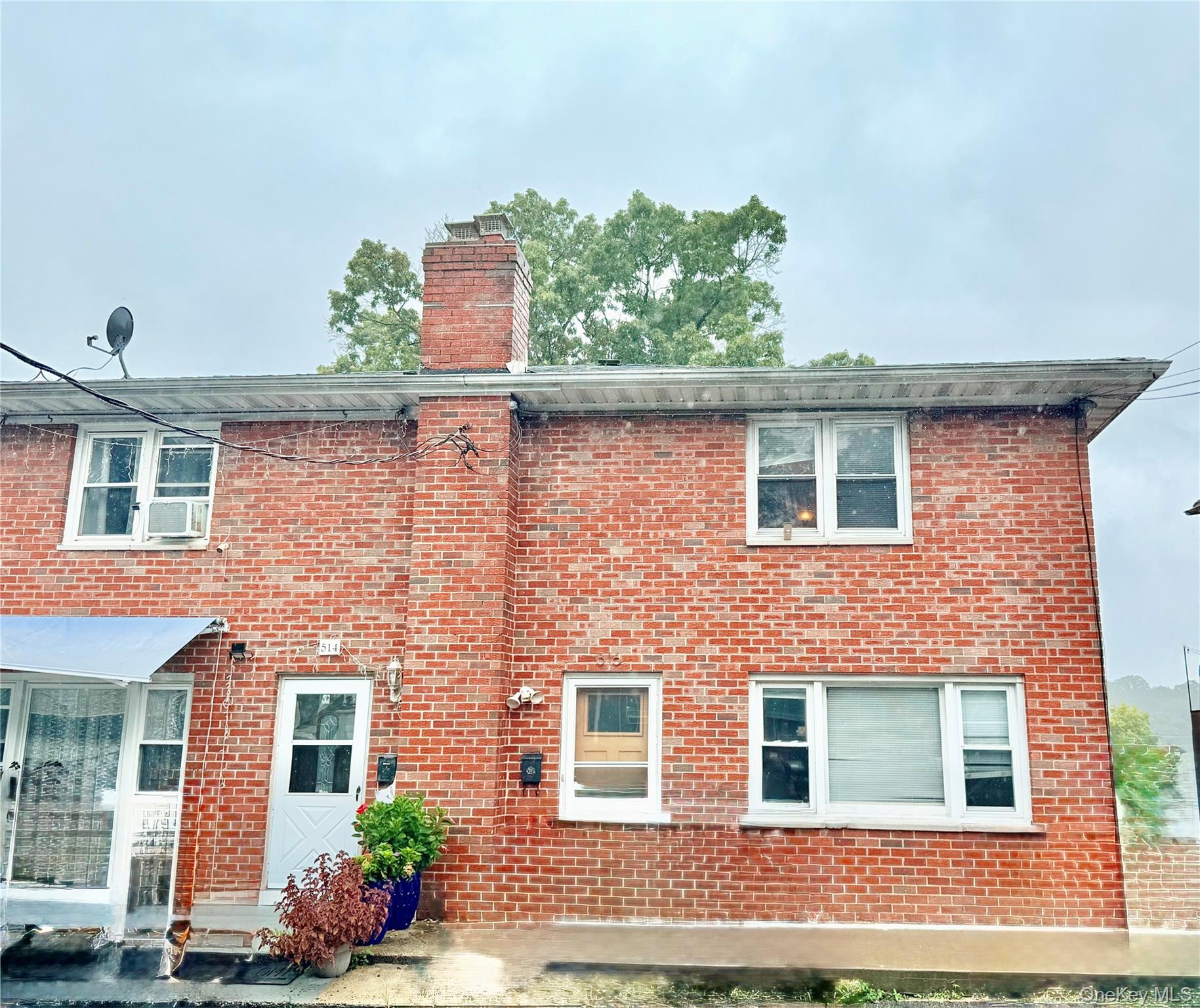 Wonderful 4 bedrooms duplex conveniently located to parks and major hi...