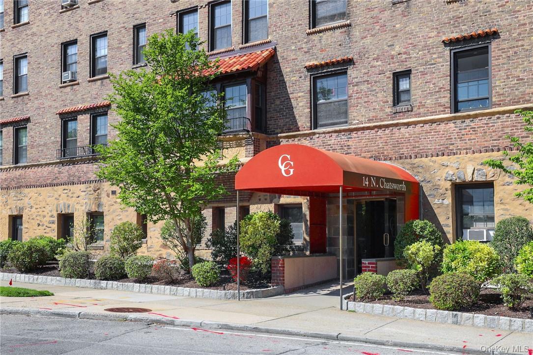 Great Larchmont condo at Chatsworth Gardens! Just a few steps from the...