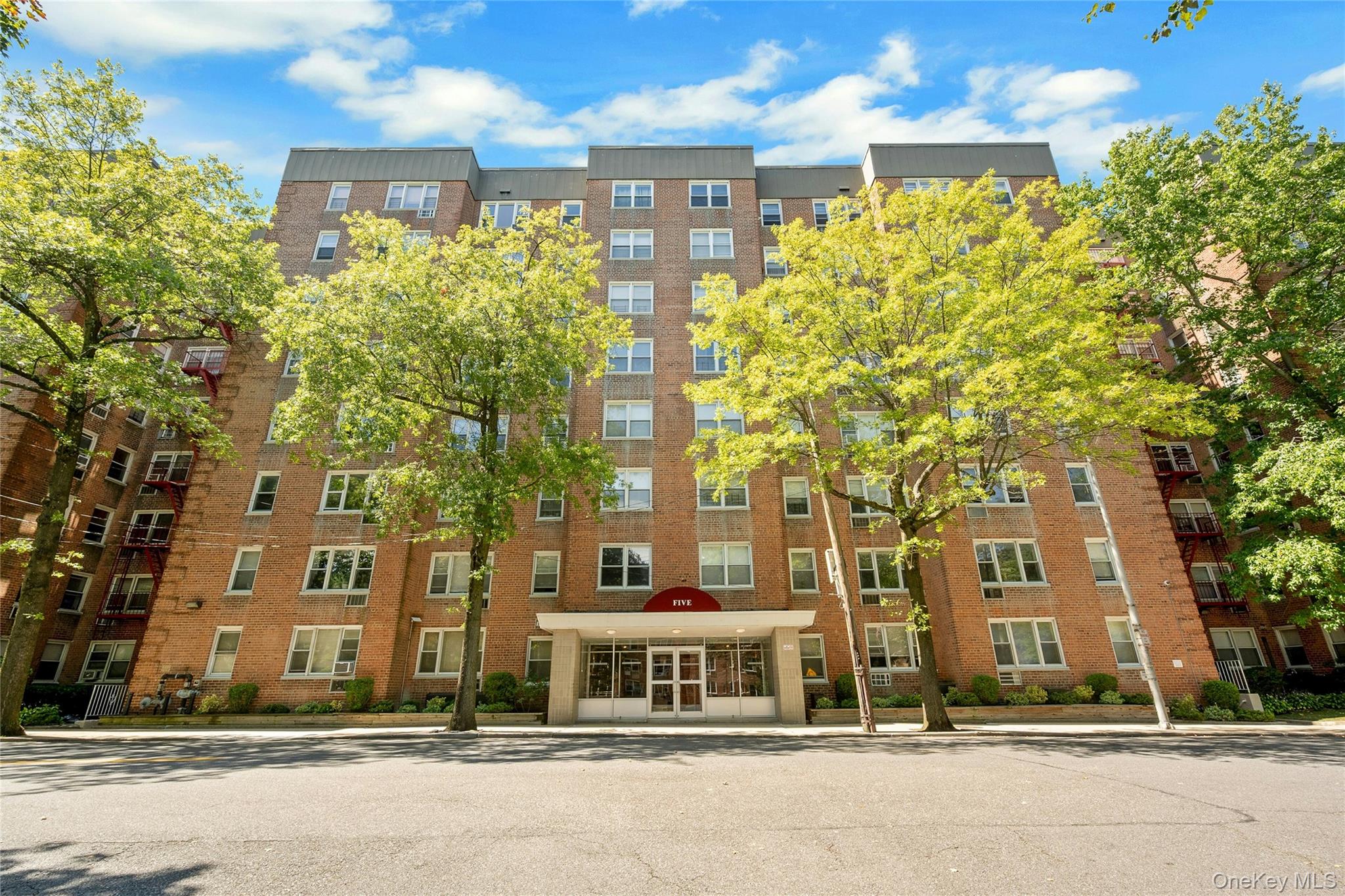 Prime Commuter Location!**

 A well-maintained  unit  yet a   perfect...