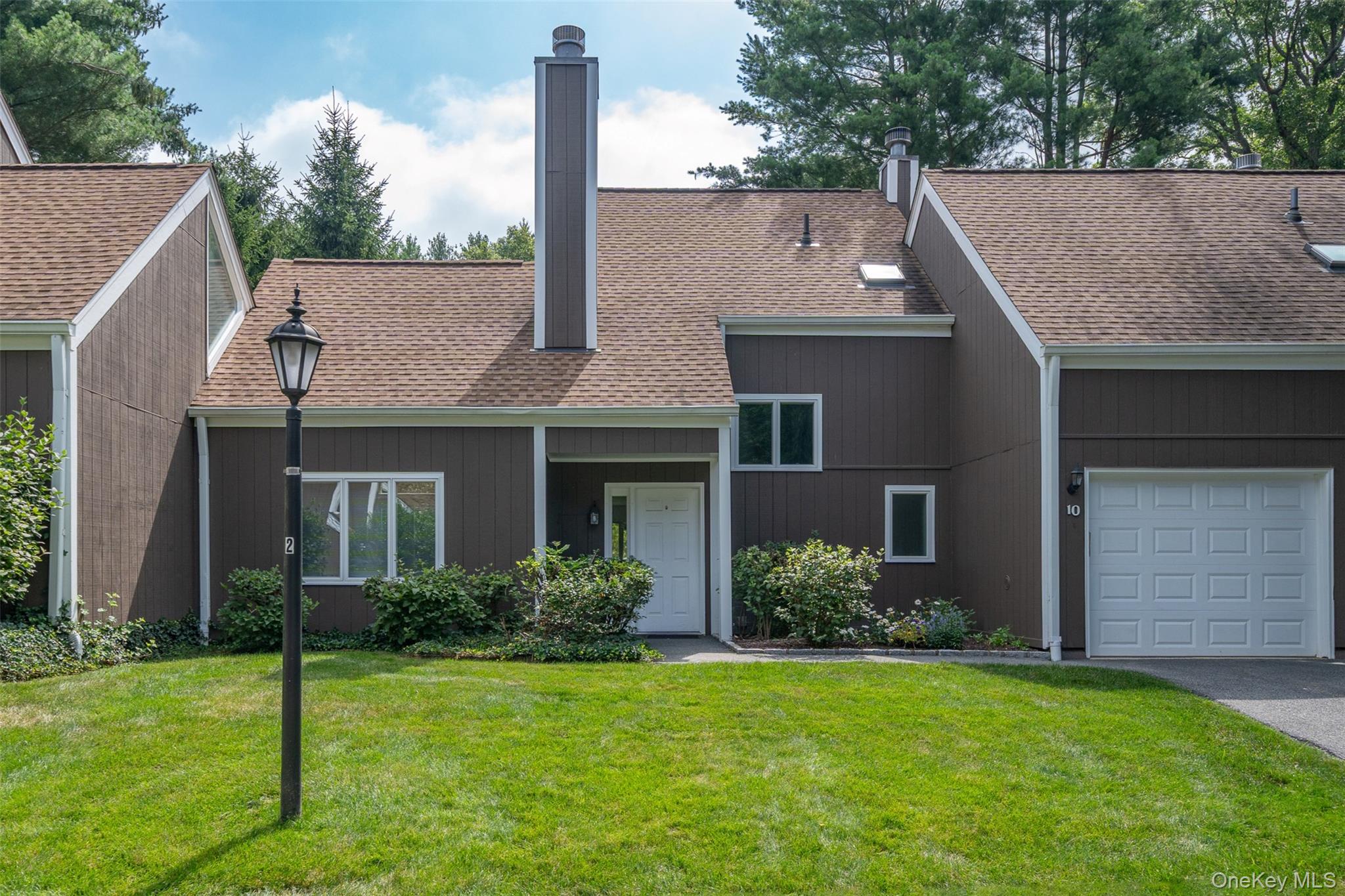 Move right in to this 2-bedroom + loft, 2.5-bathroom townhouse in the...