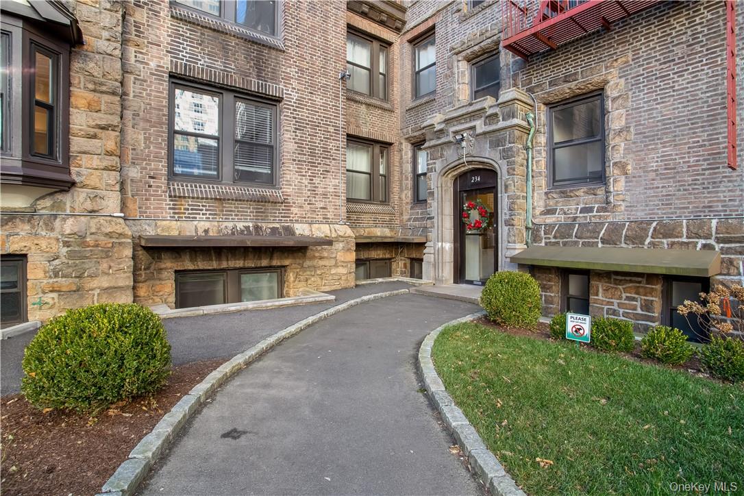 Commuter’s dream, walk to train! Renovated corner 2 bedrooms, 1 bathro...