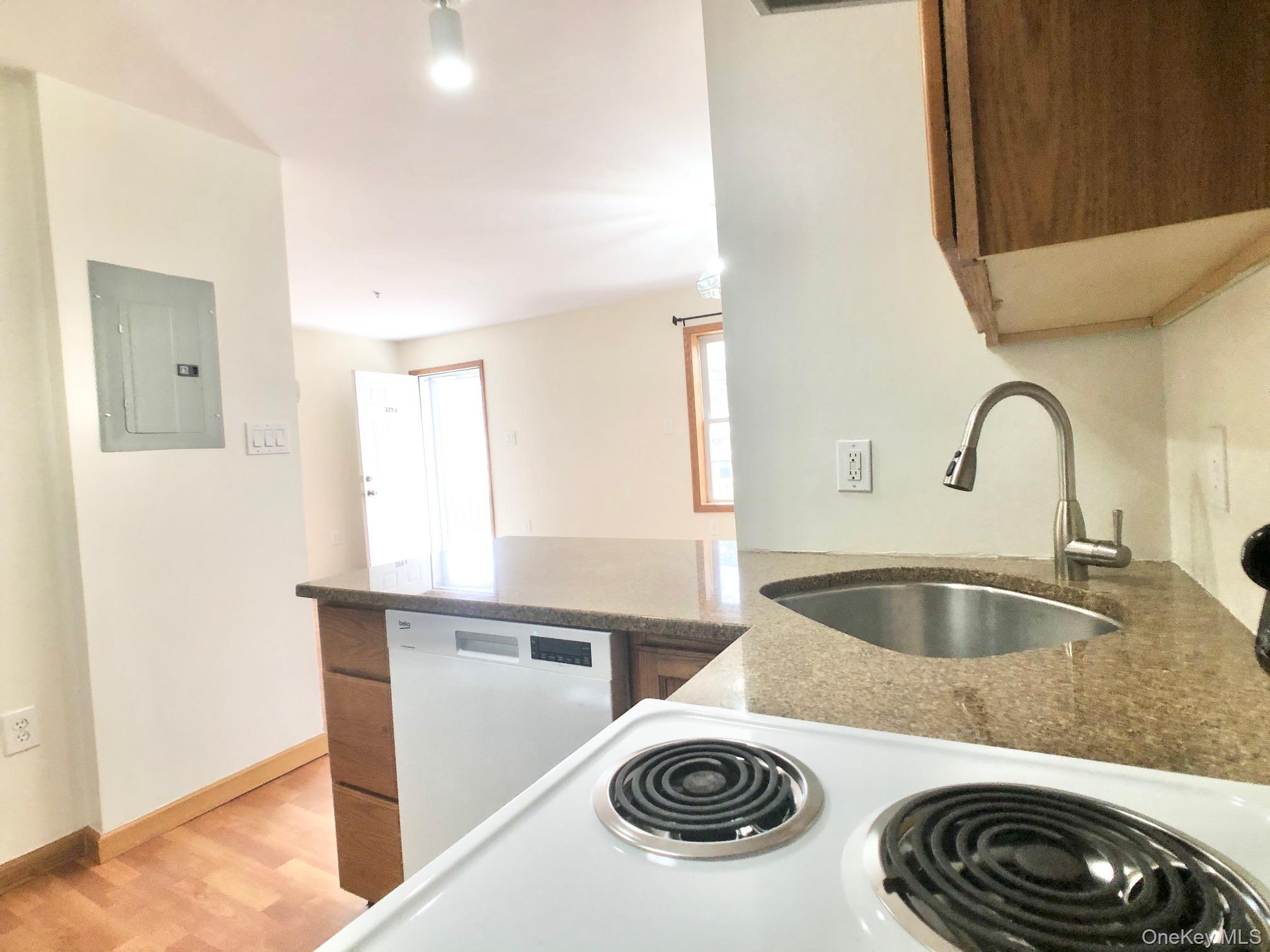 1st Floor 1 Bedroom Townhome - Located In White Plains. Open Kitchen w...