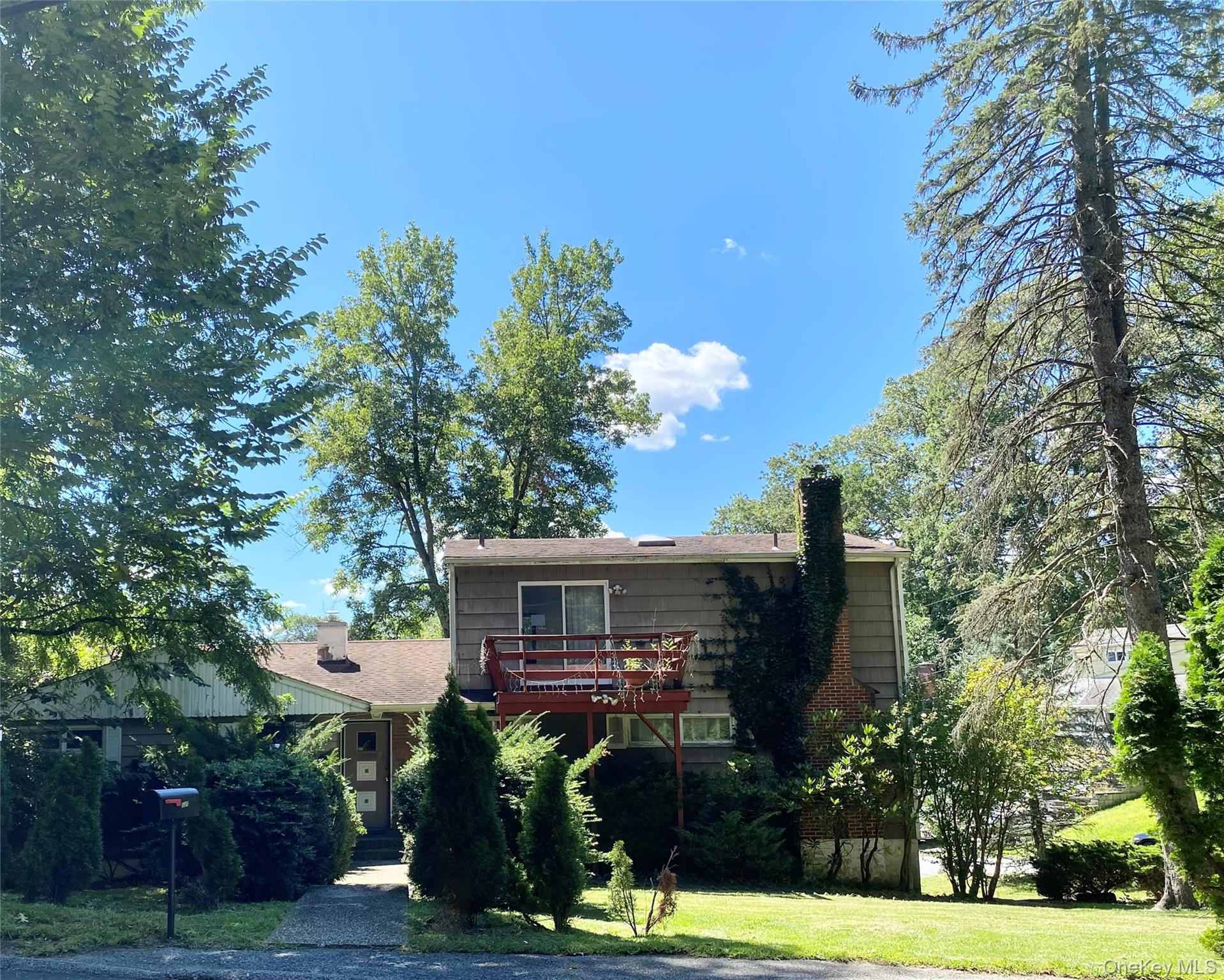 Great opportunity in Prime Greenburgh/White Plains Location. 
This spa...