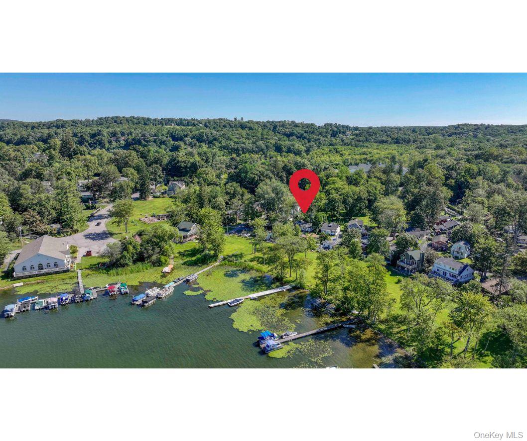 Cozy cottage in the Pletsch Gardens community with beautiful direct la...