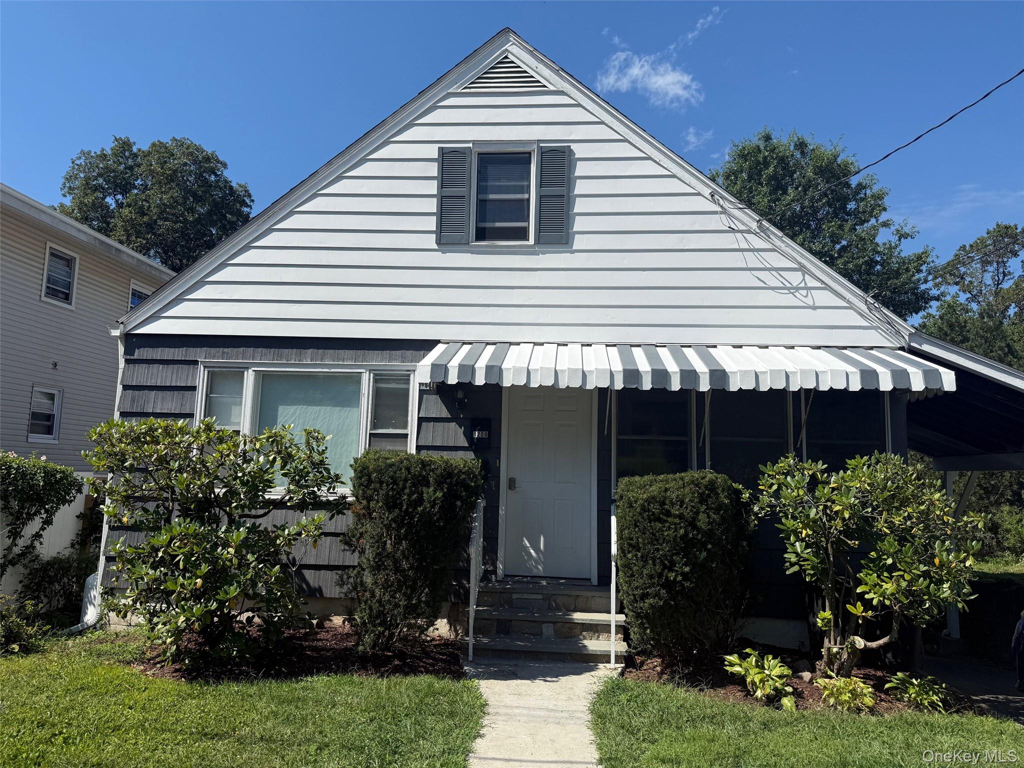 STORY BOOK COTTAGE TOO  GOOD TO BE TRUE;PERFECT QUIET SUBURB;2 BEDROOM...