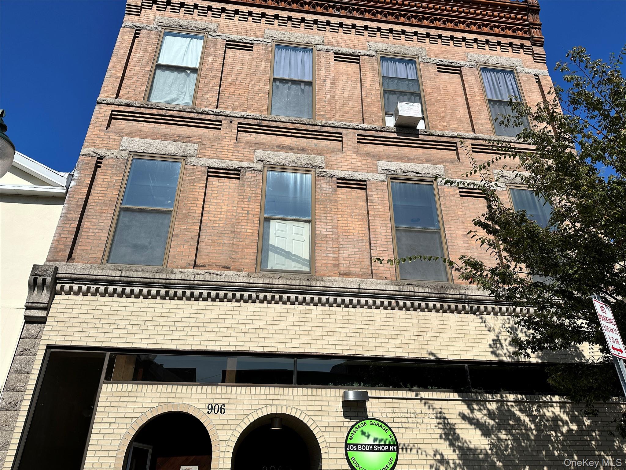 Freshly painted spacious, open floor plan 2BR/1.5 bath apartment on th...