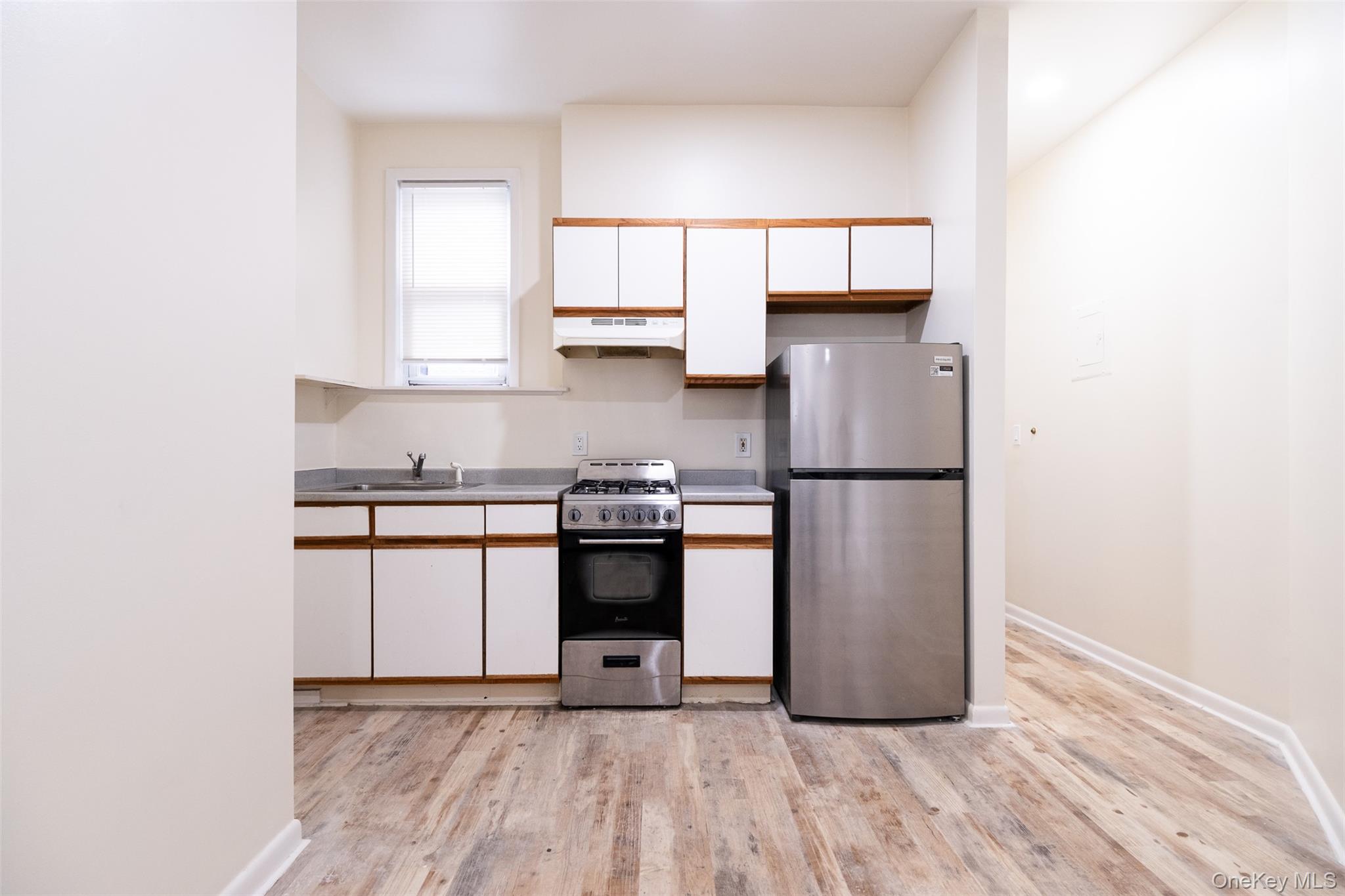Picture Perfect! This inviting large 1 bedroom apartment is in the hea...