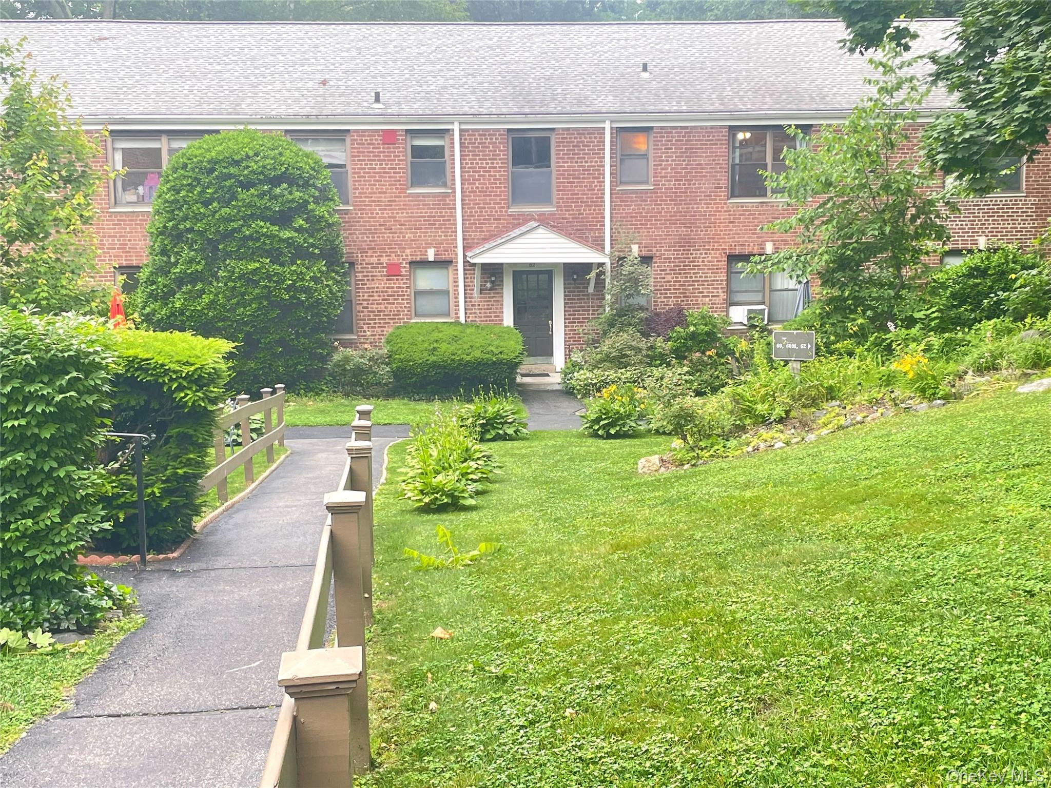 Welcome to the sought-after country club section of Hartsdale. Quiet n...