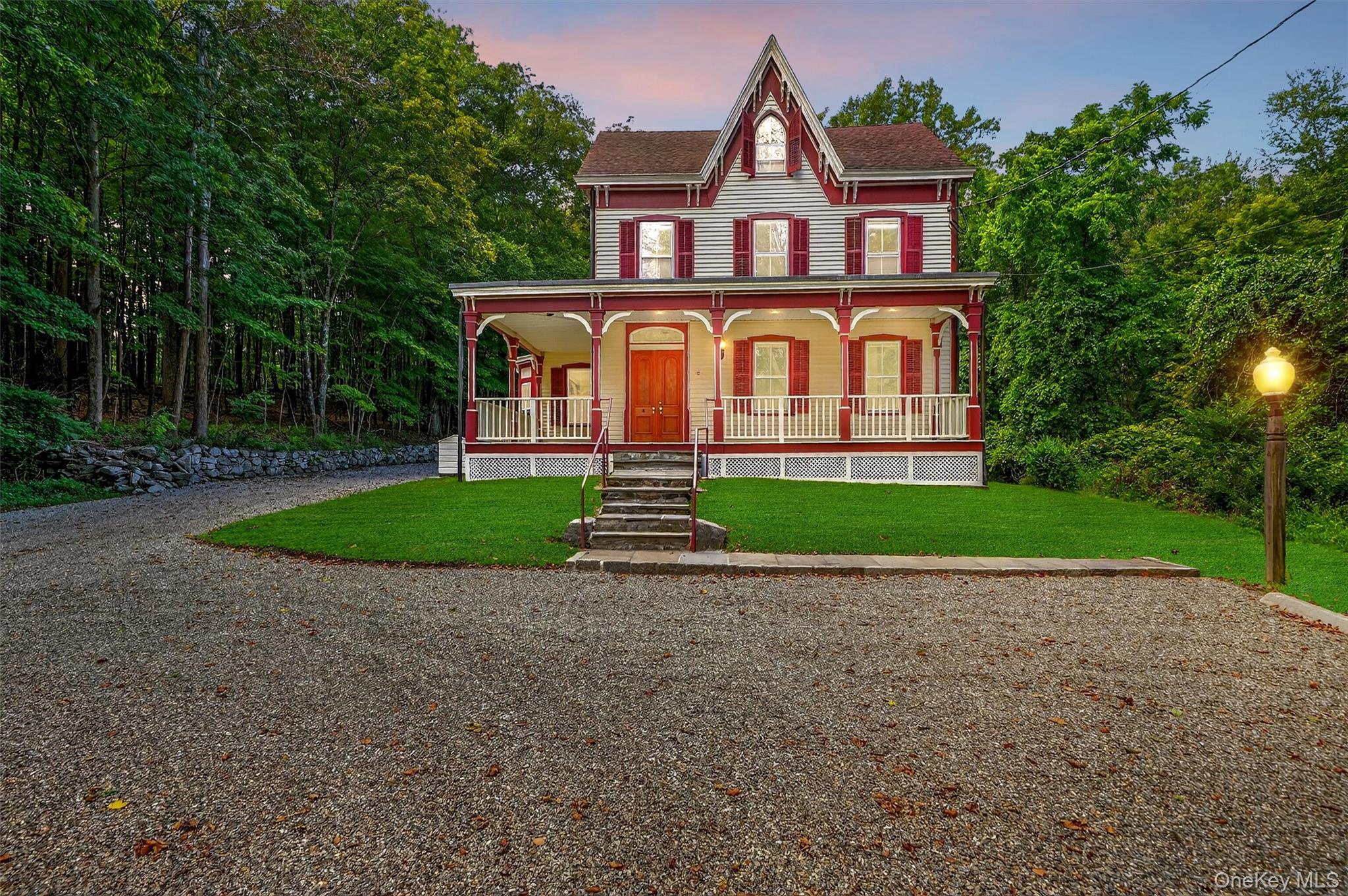 Charming Commercial Space for Lease, Make It Your Own! Here’s a wonder...