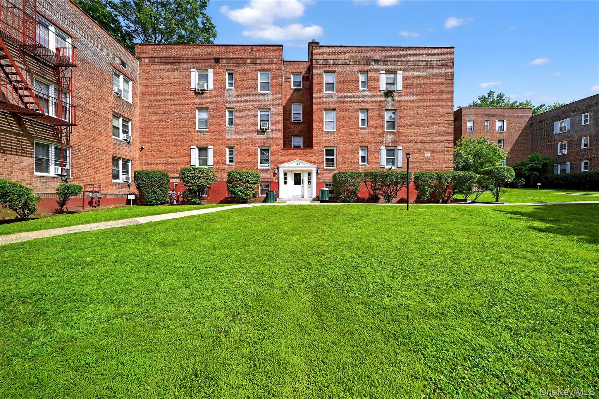 Welcome to this 2-bedroom, 1-bath condo in the established Ravine Gard...