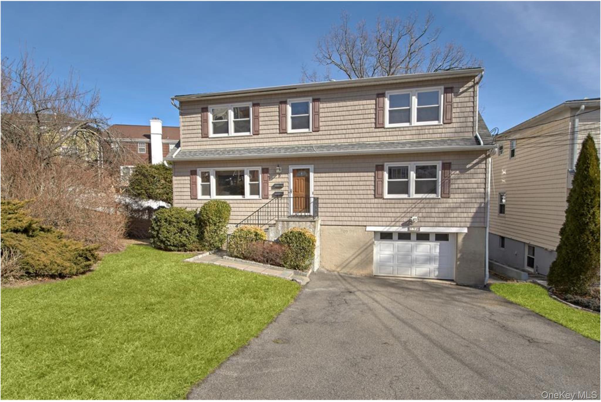 Fantastic Opportunity to live in the second floor of this spacious 2-f...