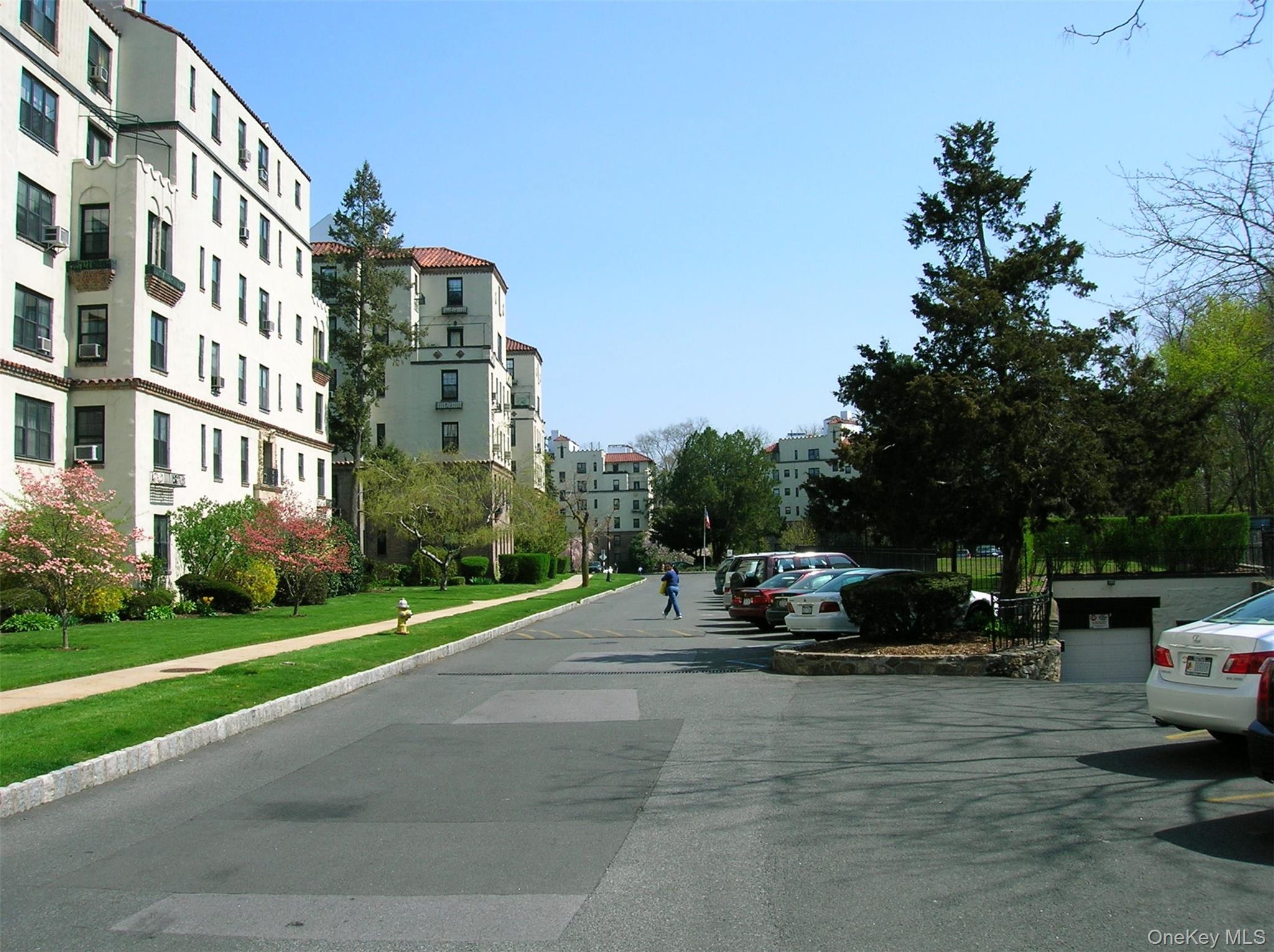 Large studio apartment in upscale Wykagyl area of New Rochelle.  The b...