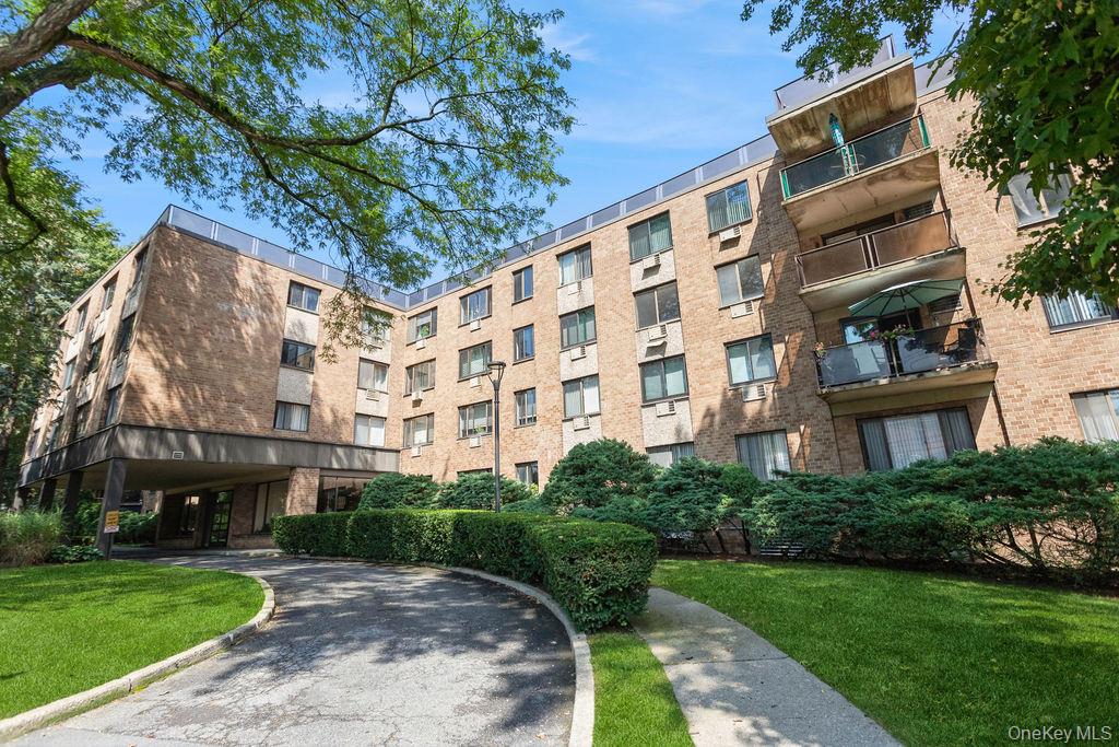 Located in the sought-after complex of Devon Plaza, this spacious read...