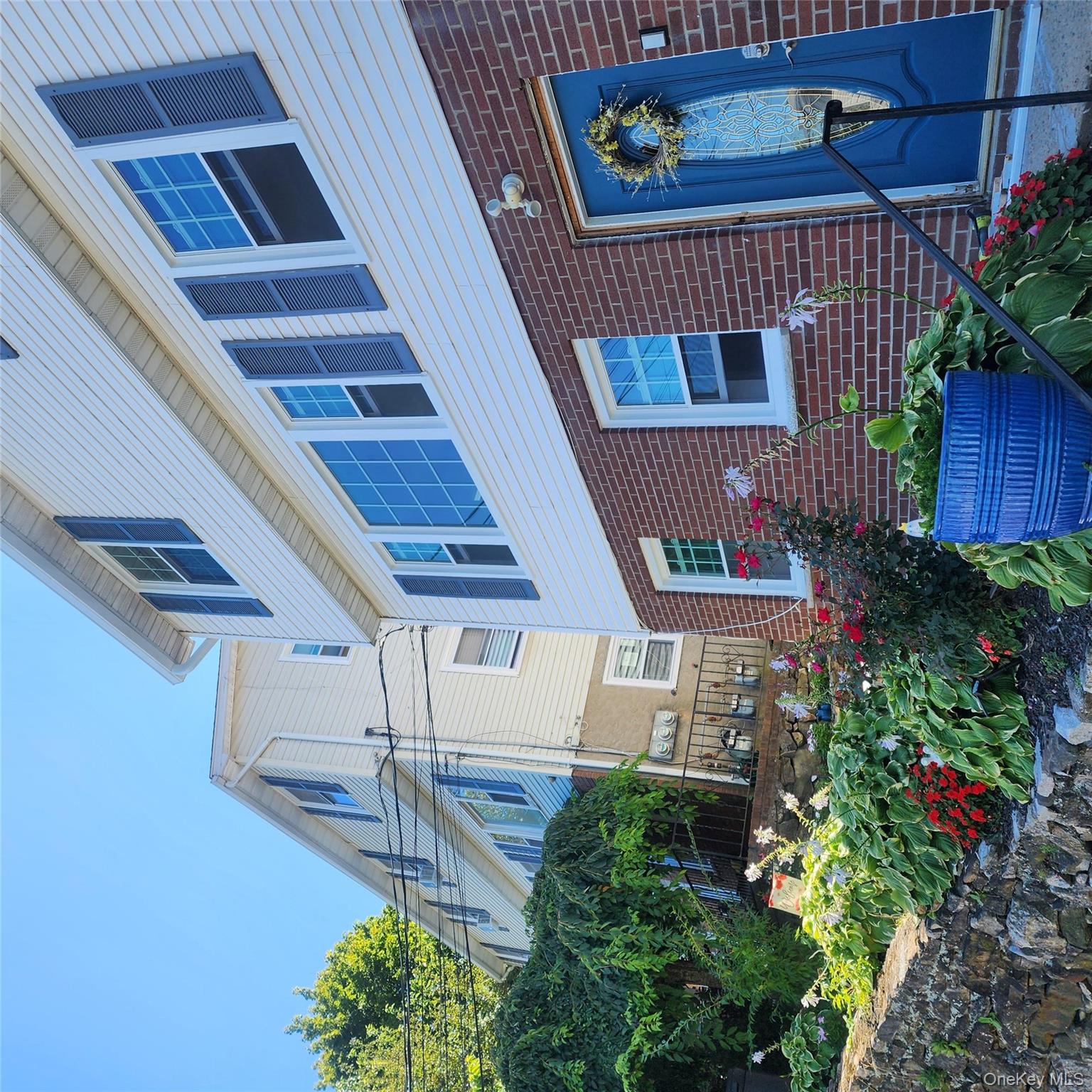 Completely renovated Side by Side 3 bedrooms duplex Town House in a qu...