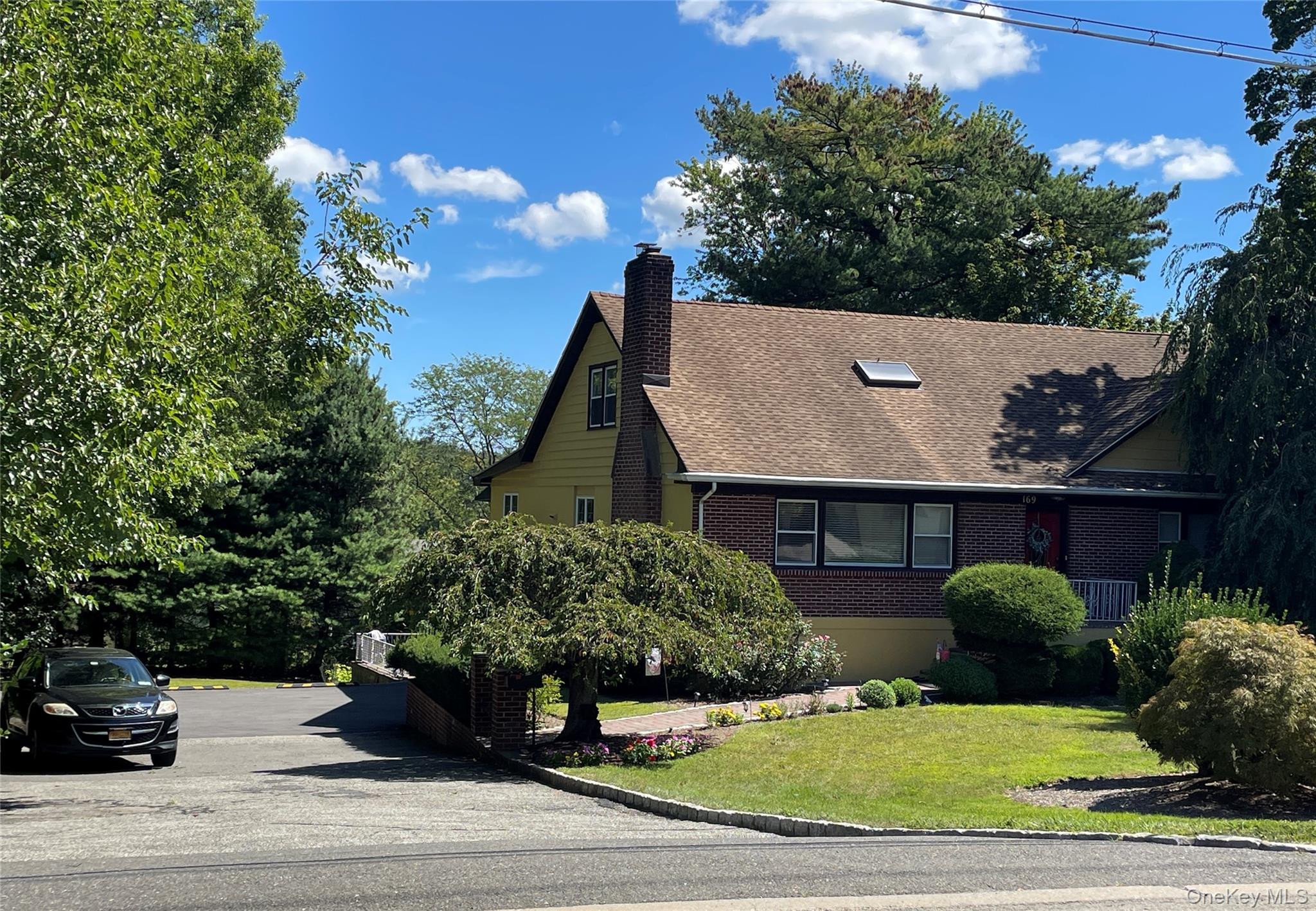 Welcome home to this sunny & spacious updated 2nd floor Apartment  loc...