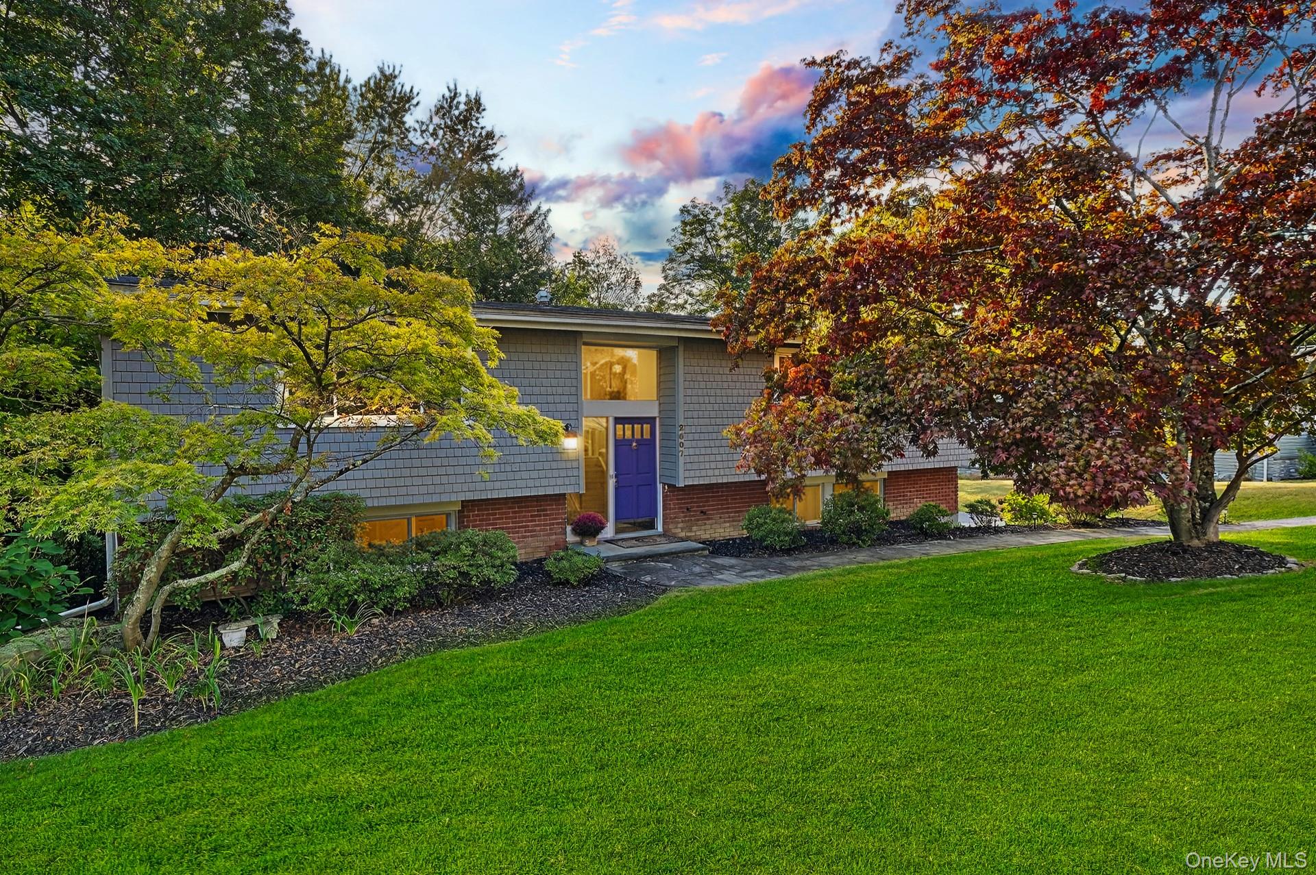 Just pack your bags and move right in. Gorgeous open floor plan with c...