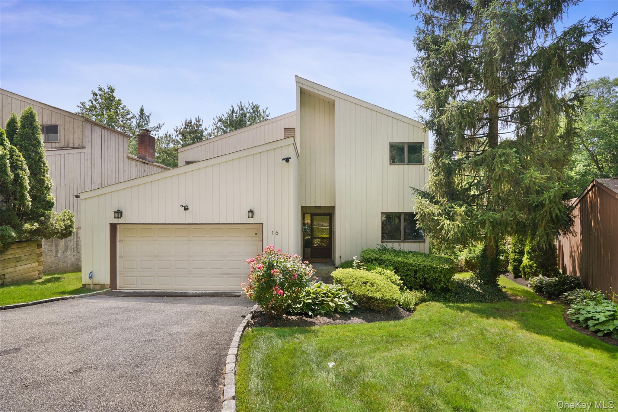 Find all the comforts of home at this fabulous Rental in Talcott Woods...
