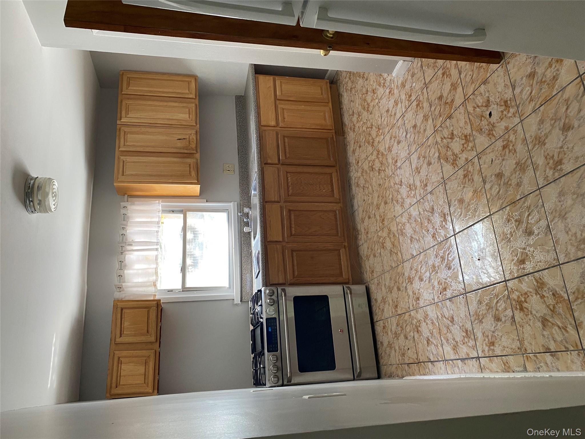 Two bedrooms apartment for rent on 2 floor of a multifamily home. Cash...