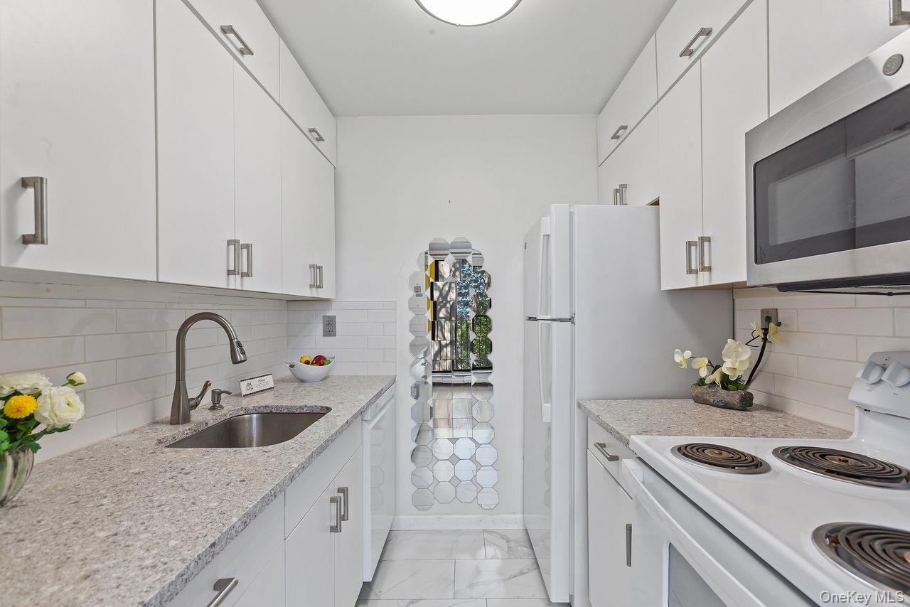 This beautifully updated studio offers comfort, style, and convenience...