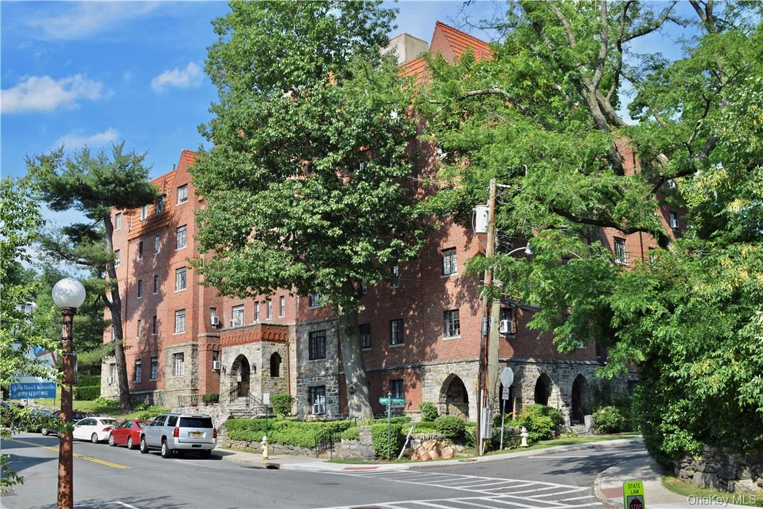 Adorable one bedroom apartment in lovely period building perfectly loc...